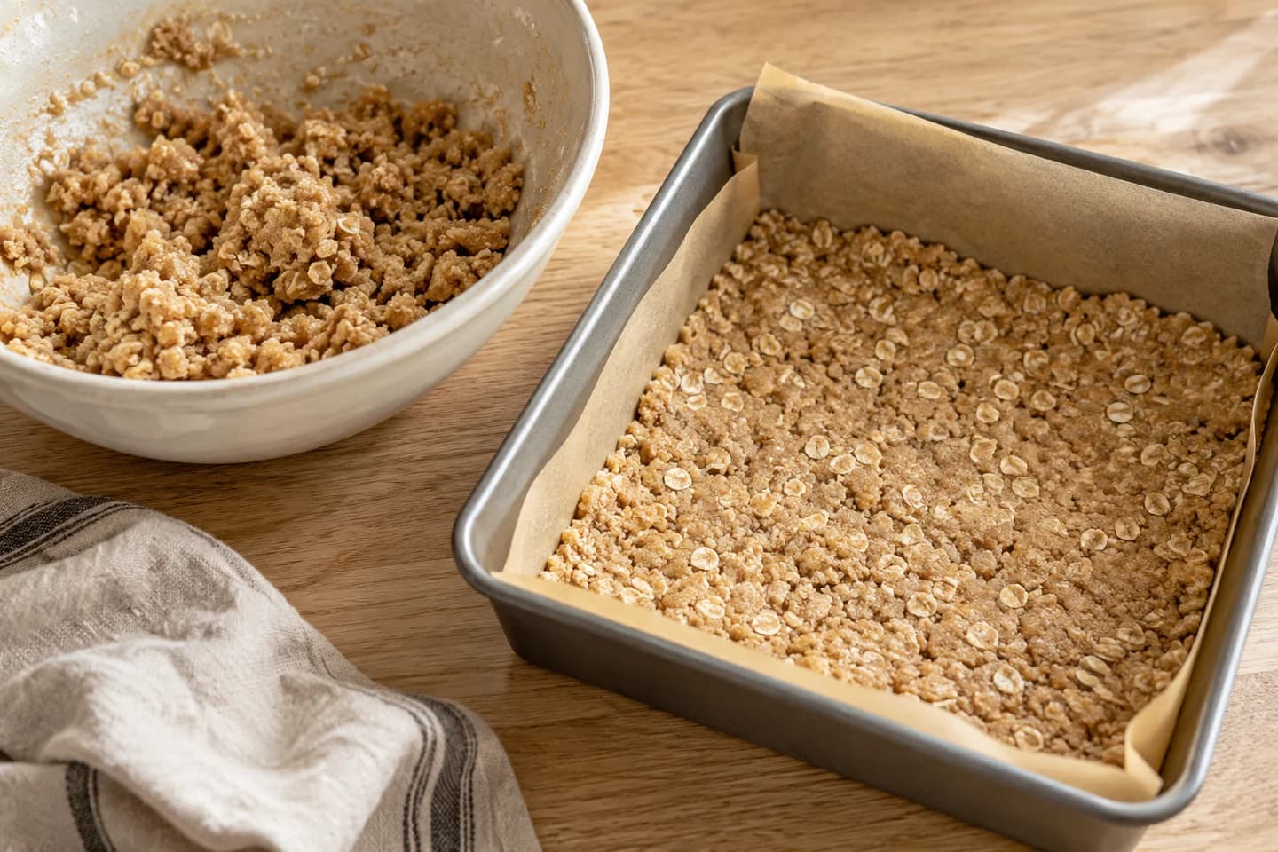 Strawberry Oat Crumble Bars: Mix oats, flour, sugar, cinnamon, salt and melted butter